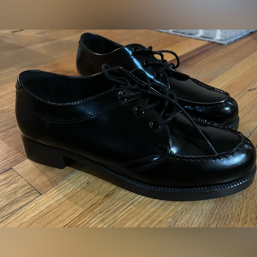 Sz 8 INTENTIONALLY BLANK black shiny laced oxfords. Holiday shoe! Like new!